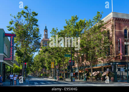 Visualizza in basso prima strada S a intersezione con San Fernando Street nel centro cittadino di San Jose, la Contea di Santa Clara, California, Stati Uniti d'America Foto Stock