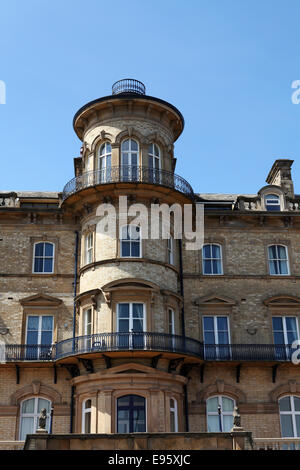 La torre del palazzo Vittoriano una volta noto come Zetland Hotel in Cambs, Regno Unito. Foto Stock