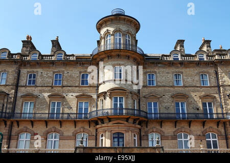 La torre del palazzo Vittoriano una volta noto come Zetland Hotel in Cambs, Regno Unito. Foto Stock