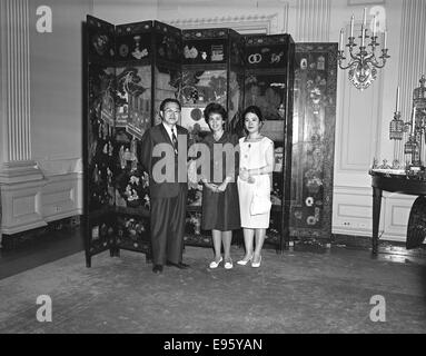 Questa fotografia cattura la presentazione di regali al presidente John F. Kennedy, probabilmente da una visita di stato o da un evento diplomatico. Mostra un momento importante della diplomazia durante la presidenza di Kennedy. Foto Stock