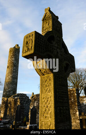 Luce della Sera sulla croce di Muiredach un famoso del decimo secolo testa ruota cross a Monasterboice contea di Louth in Irlanda Foto Stock