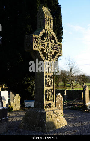 Luce della Sera sulla croce di Muiredach un famoso del decimo secolo testa ruota cross a Monasterboice contea di Louth in Irlanda Foto Stock