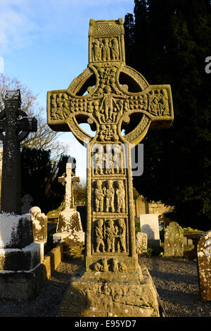 Luce della Sera sulla croce di Muiredach un famoso del decimo secolo testa ruota cross a Monasterboice contea di Louth in Irlanda Foto Stock