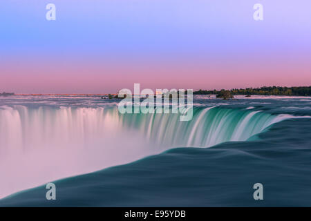 Cascate Horseshoe al tramonto, parte del Niagara Falls, Ontario, Canada. Foto Stock