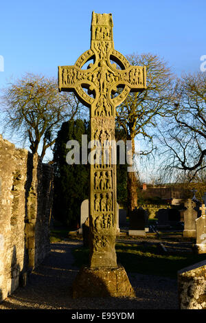 Luce della Sera sulla croce di Muiredach un famoso del decimo secolo testa ruota cross a Monasterboice contea di Louth in Irlanda Foto Stock