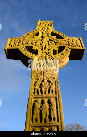 Luce della Sera sulla croce di Muiredach un famoso del decimo secolo testa ruota cross a Monasterboice contea di Louth in Irlanda Foto Stock