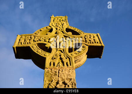 Luce della Sera sulla croce di Muiredach un famoso del decimo secolo testa ruota cross a Monasterboice contea di Louth in Irlanda Foto Stock