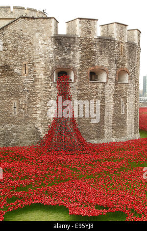 Il sangue spazzata di terre e mari di rosso presso il Tower Bridge di Londra Foto Stock