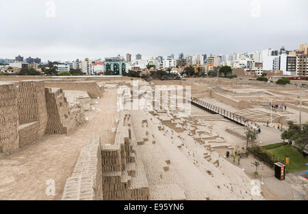 Visite turistiche antica cultura peruviana / patrimonio: vista di Huaca Pucllana o Huaca Juliana piramide, con moderne Miraflores Lima, Perù in background Foto Stock