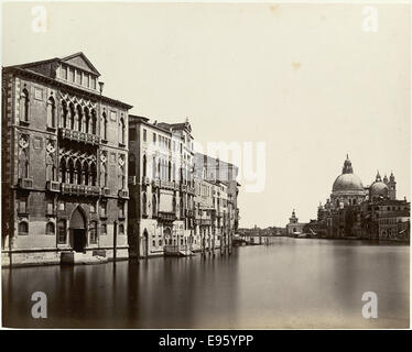 Questa fotografia panoramica mostra il Canal grande di Venezia, in Italia, visto dal Ponte dell'Accademia. I canali iconici e l'architettura veneziana sono rappresentati in questa immagine, evidenziando lo status di Venezia come una delle principali città europee culturali e storiche. Foto Stock