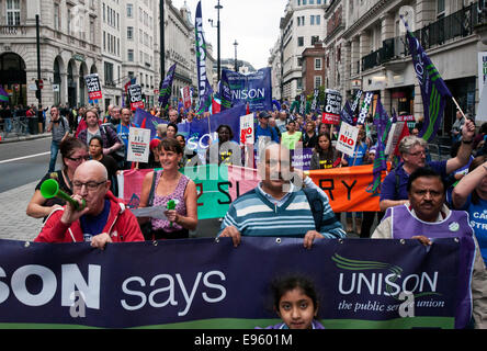 90.000 persone iscriviti TUC Anti-Austerity generale & la Gran Bretagna ha bisogno di un aumento di stipendio di marzo e nel rally di Londra 18 Ott 2014 Foto Stock