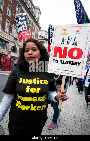 90.000 persone iscriviti TUC Anti-Austerity generale & la Gran Bretagna ha bisogno di un aumento di stipendio di marzo e nel rally di Londra 18 Ott 2014 Foto Stock