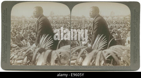 Questa immagine cattura il presidente Theodore Roosevelt mentre tiene il suo famoso discorso a Waco, Texas. Il discorso, 'credo nel Texas con tutto il mio cuore', riflette l'ammirazione di Roosevelt per lo stato, segnando un momento significativo nei suoi viaggi attraverso gli Stati Uniti durante la sua presidenza. Foto Stock