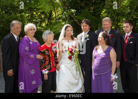 Sposa e lo sposo familiari party di nozze nozze di Marin Arte e Garden Center in Ross a Marin County in California Foto Stock