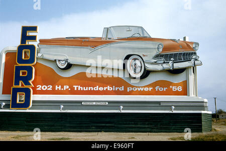 La pubblicità tramite Affissioni Ford Thunderbird in 1956 Foto Stock