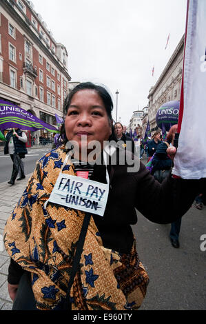 90.000 persone iscriviti TUC Anti-Austerity generale & la Gran Bretagna ha bisogno di un aumento di stipendio di marzo e nel rally di Londra 18 Ott 2014 Foto Stock