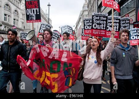 90.000 persone iscriviti TUC Anti-Austerity generale & la Gran Bretagna ha bisogno di un aumento di stipendio di marzo e nel rally di Londra 18 Ott 2014 Foto Stock