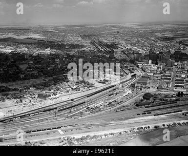 Vista aerea dei binari del cantiere ferroviario gestiti dalla Southern Pacific Lines. L'immagine cattura il layout dei binari e delle aree di deposito in un deposito ferroviario, mostrando la portata e l'organizzazione della rete. Foto Stock