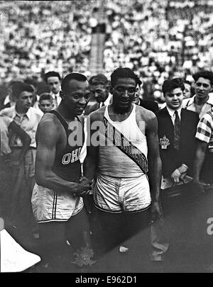 [Jesse Owens e Ralph Metcalfe al 1936 Randall's Island prove olimpiche, New York, NY] Foto Stock