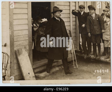 Una fotografia storica del presidente Theodore Roosevelt dopo aver votato. L'immagine evidenzia la partecipazione attiva di Roosevelt al processo democratico durante la sua presidenza all'inizio del XX secolo. Foto Stock