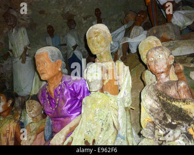 Bambole a grave in kete kesu nell isola di Sulawesi, Indonesia Foto Stock