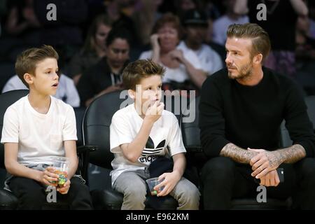 Staples Center di Los Angeles, California, USA. Xix oct, 2014. David Beckham e i bambini frequentano i Lakers giochi di pallacanestro contro Utah Jazz. La partita si è conclusa in un punteggio del Lakers 98, Jazz 91. © Azione Sport Plus/Alamy Live News Foto Stock