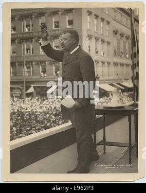 Questa fotografia storica cattura il presidente Theodore Roosevelt che consegna il suo famoso "discorso fiduciario" a una folla. Il discorso fu un momento chiave nella presidenza di Roosevelt, concentrandosi sulla sua posizione contro i monopoli e le grandi imprese. Foto Stock