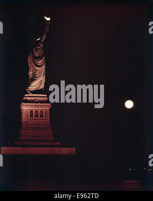 [La Statua della Libertà e la luna che sorge durante blackout] Foto Stock