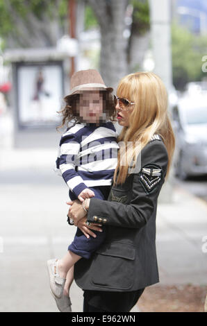 Rachel Zoe in Robertson Boulevard su un viaggio di shopping con i suoi genitori e figlio con: Rachel Zoe,Skyler Berman dove: Los Angeles, California, Stati Uniti quando: 17 Apr 2014 Foto Stock