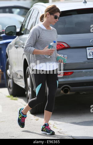 Ashley Greene visto arrivare per un allenamento al movimento di salita palestra in West Hollywood. Dotato di: Ashley Greene dove: Los Angeles, California, Stati Uniti quando: 17 Apr 2014 Foto Stock