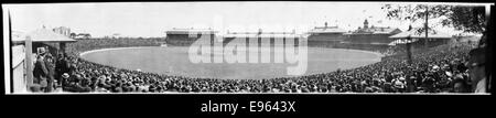 Questa foto panoramica cattura la prima partita di test al Sydney Cricket Ground il 18 dicembre 1920. È un momento iconico nella storia del cricket australiano, che mostra la folla e l'azione del gioco. Foto Stock