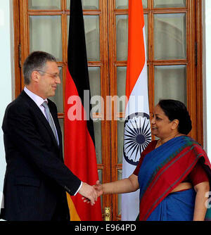 New Delhi, India. Xx oct, 2014. Indiano Segretario degli esteri Sujatha Singh (R) scuote le mani con la visita del Segretario di Stato del German Federal Foreign Office Markus Ederer durante una riunione a Hyderabad House di New Delhi, in India, il 20 ott. 2014. © Partha Sarkar/Xinhua/Alamy Live News Foto Stock