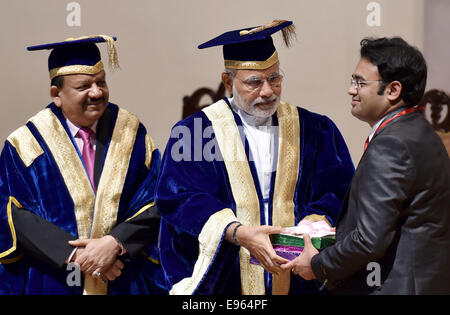 New Delhi. Xxi oct, 2014. Primo Ministro indiano Narendra Modi (C) assiste la XLII Convocazione dell All India Institute of Medical Sciences di Nuova Delhi, in India, il 20 ott. 2014. Credito: Xinhua/Alamy Live News Foto Stock