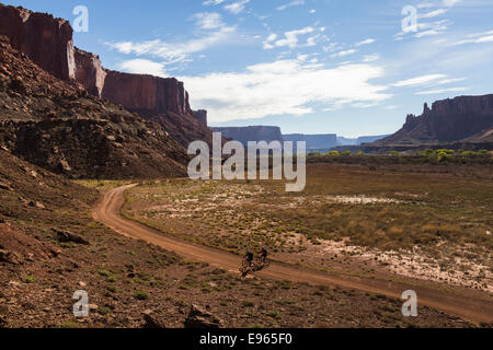 Gli amanti della mountain bike sul White Rim Trail vicino a Moab, Utah. Foto Stock