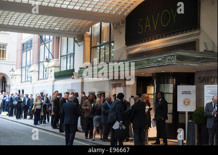 The Strand, Londra, Regno Unito. Xx Ottobre 2014. Un certo numero di manifestazioni si sono svolte come i delegati arrivano al Sistema globale di investimento africana Summit che si terrà presso l'Hotel Savoy sullo Strand, Londra centrale. Nella foto: Delegati coda presso l'entrata posteriore al Savoy Hotel. Credito: Lee Thomas/Alamy Live News Foto Stock