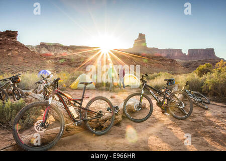 Camp su White Rim Trail, il Parco Nazionale di Canyonlands vicino a Moab, Utah. Foto Stock