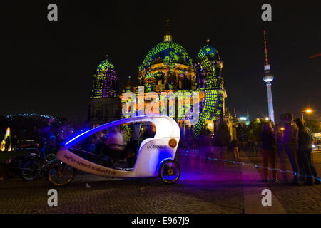 Berlino, Germania - 10 ottobre 2014: Berliner Dom nell'illuminazione notturna. Il festival annuale di luci 2014 Foto Stock