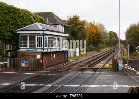 Passaggio a livello e il tipo di segnale di 3 Box, stazione di Petersfield, Hampshire, Inghilterra, Regno Unito. Foto Stock