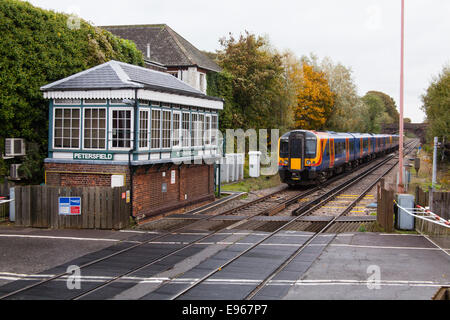 Passaggio a livello e il tipo di segnale di 3 Box, stazione di Petersfield, Hampshire, Inghilterra, Regno Unito. Foto Stock