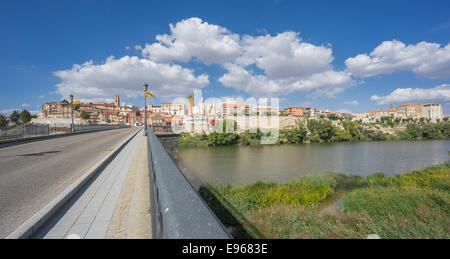 A Tordesillas, una città in Spagna con il fiume Duero e ponte Foto Stock