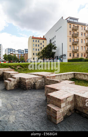 Memoriale del Muro di Berlino Park, Bernauer Strasse, nel quartiere Mitte di Berlino, Germania commemora la storia del muro di Berlino Foto Stock