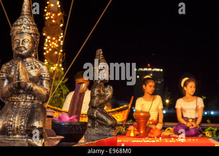 Statua di Khmer e ballerini Khmer, Titanic ristorante, Phnom Penh Cambogia Foto Stock