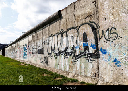 Resto sezione del muro di Berlino al Memoriale del Muro di Berlino Park, Bernauer Strasse, nel quartiere Mitte di Berlino Foto Stock