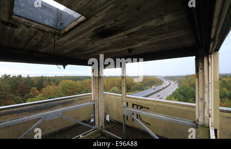 Vista da un ex RDT-torre di avvistamento sulla autostrada lungo quello che una volta era l'interno-confine tedesco tra Marienborn e Helmstedt, Germania, 20 ottobre 2014. L'ex valico di frontiera a Marienborn era il più grande punto di ispezione sul confine tedesco-tedesco, in particolare a causa del traffico passante a Berlino Ovest. È diventato un simbolo della divisione tedesca. Varie manifestazioni commemorative sono pianificati per il XXV anniversario della apertura di frontiera per il 09 novembre 2014. Foto: Jens Wolf/dpa Foto Stock