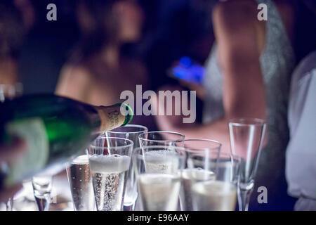 Ottobre 25, Shanghai, Cina - Gli occhiali sono riempiti con Perrier Jouet Champagne a M1NT nightclub. Foto Stock