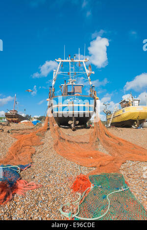 Attività di pesca i pescherecci con reti da traino sulla spiaggia di Hastings Foto Stock