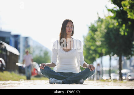 Lo yoga a sunny street Foto Stock