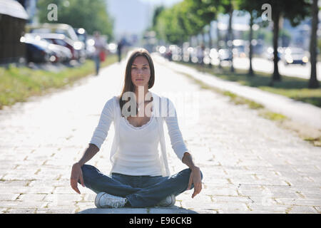 Lo yoga a sunny street Foto Stock