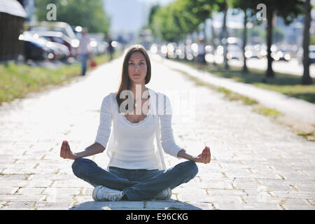 Lo yoga a sunny street Foto Stock