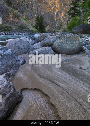 Tumble Creek spinge grandi massi in MF del fiume di salmoni formando Scogliera Rapids. Foto Stock